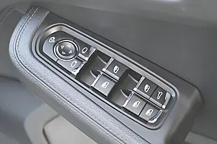 Used 2019 Porsche Macan Silver - Interior and Exterior details 15