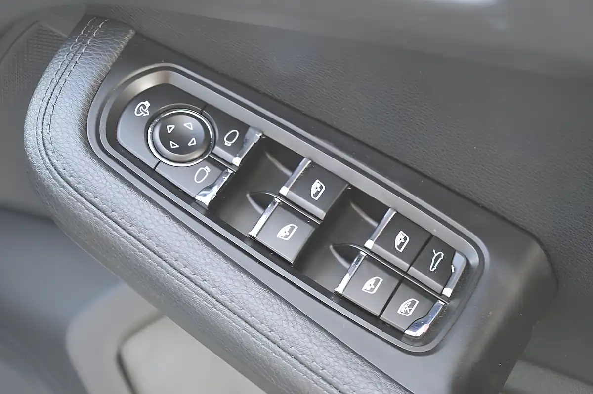 Used 2019 Porsche Macan Silver - Interior and Exterior details 15