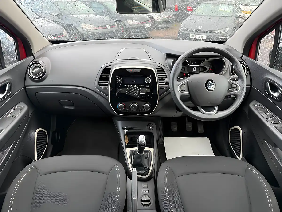 Used 2019 Renault Captur Energy Play Red - Front View
