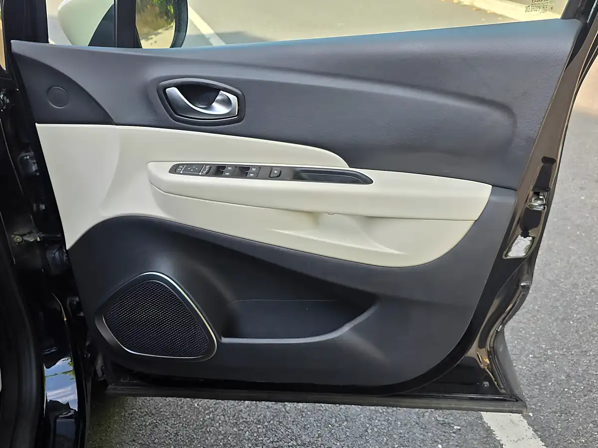 Used 2019 Renault Captur GT Line Diamond Black With Ivory Roof - Interior and Exterior details 12
