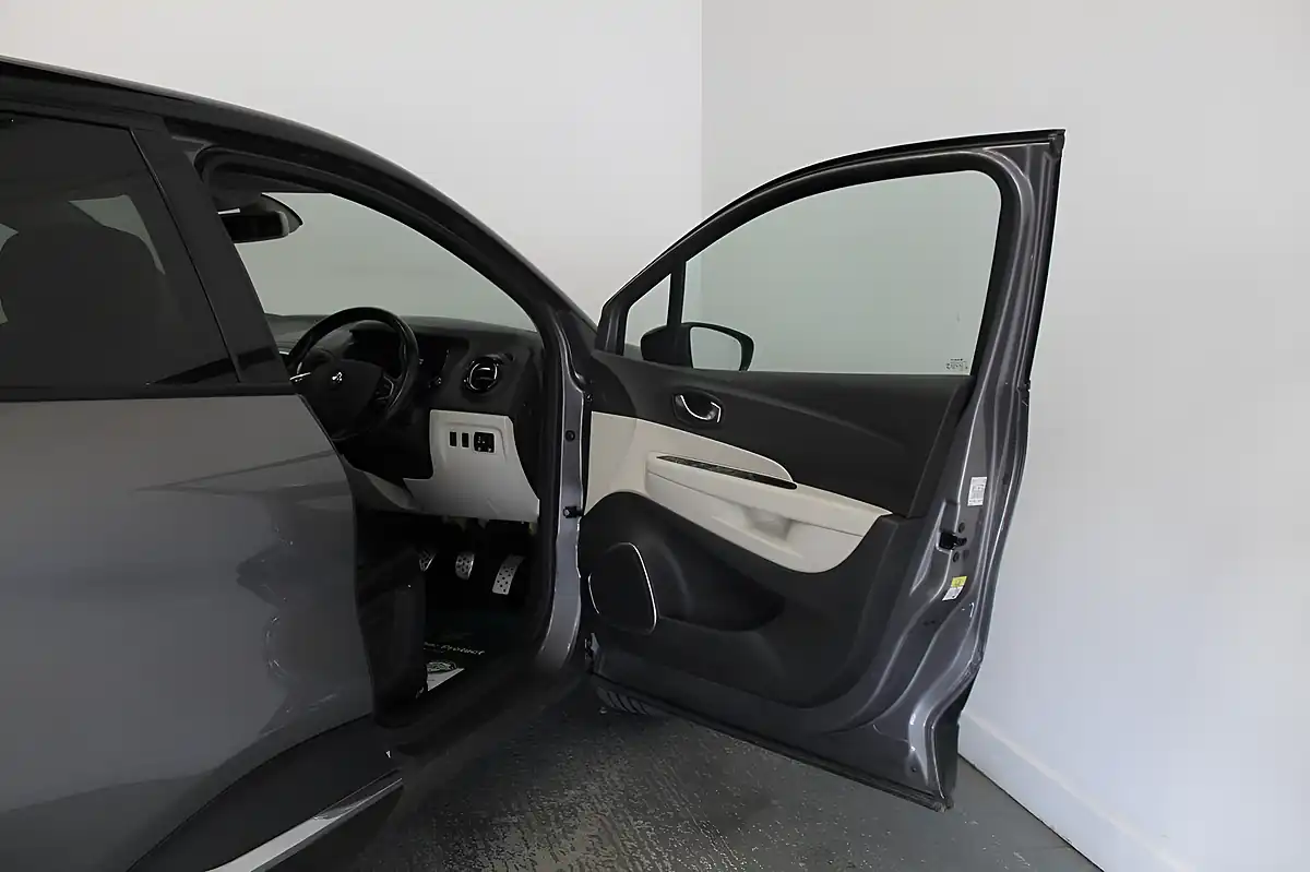 Used 2019 Renault Captur GT Line Grey - Interior and Exterior details 12