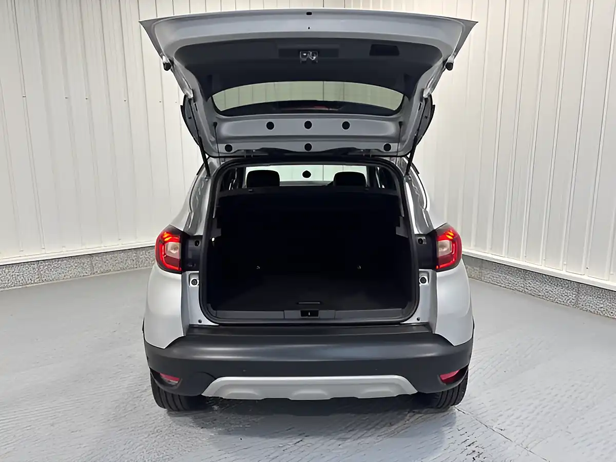 Used 2019 Renault Captur GT Line Mercury Silver - Interior and Exterior details 8