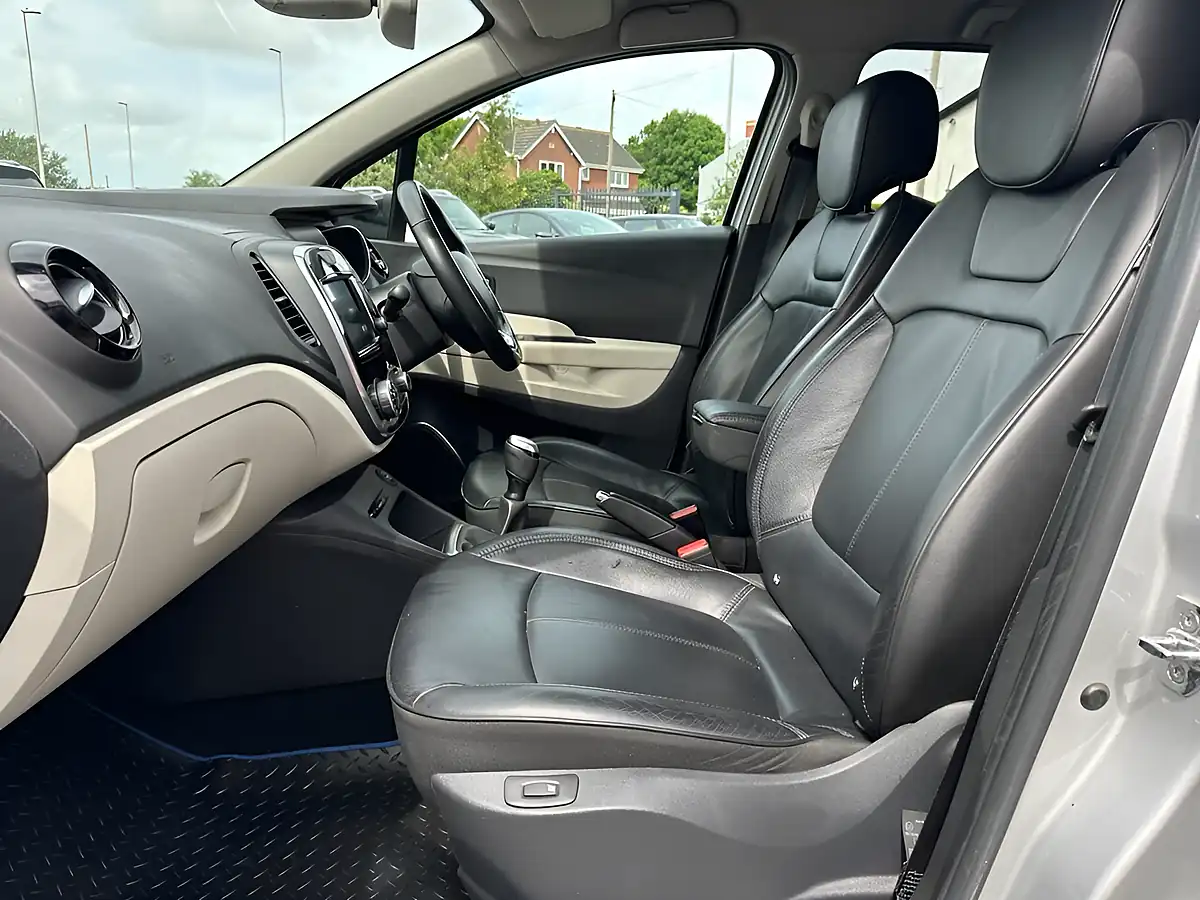 Used 2019 Renault Captur GT Line Silver - Interior and Exterior details 14