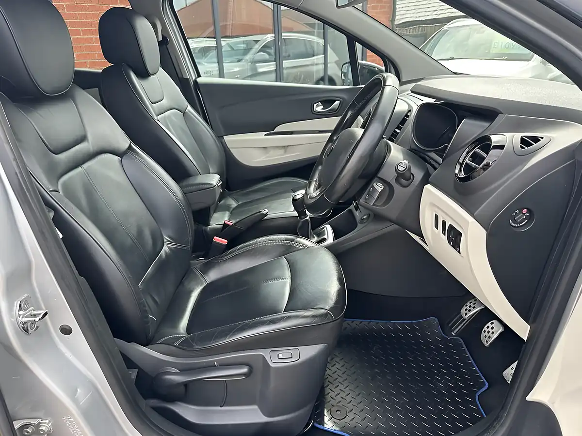 Used 2019 Renault Captur GT Line Silver - Interior and Exterior details 9