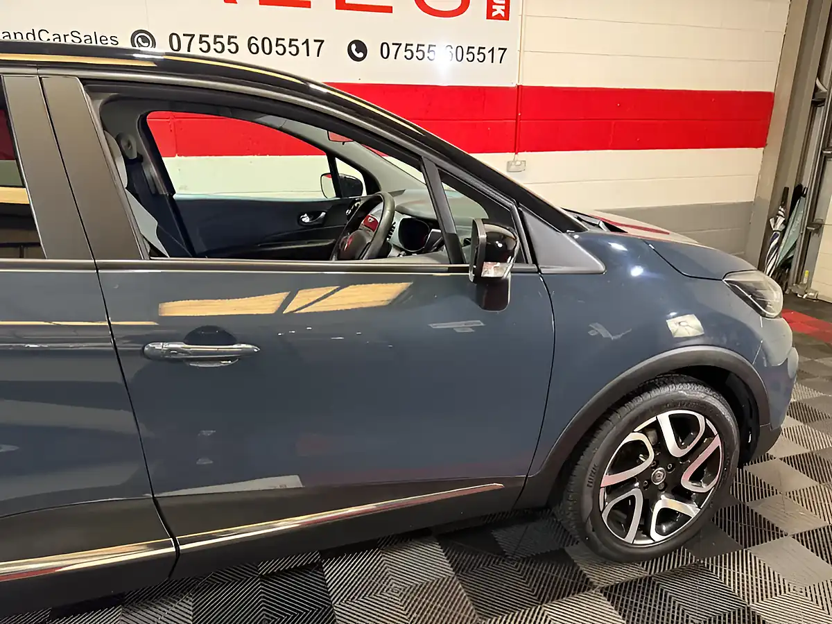 Used 2019 Renault Captur Iconic Blue - Interior and Exterior details 10