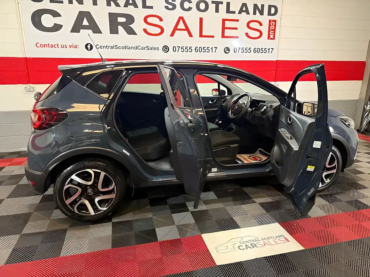 Used 2019 Renault Captur Iconic Blue - Interior and Exterior details 12