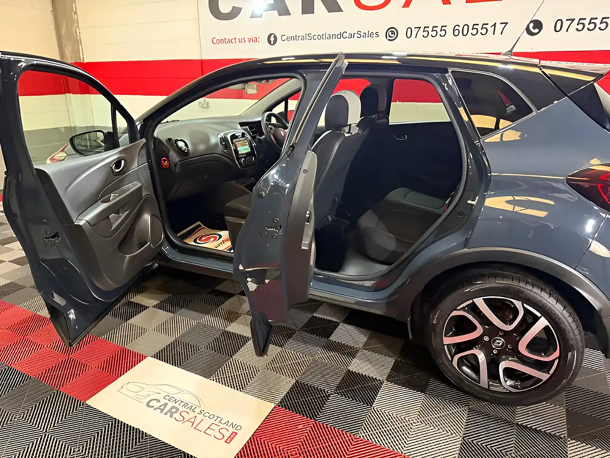 Used 2019 Renault Captur Iconic Blue - Interior and Exterior details 9