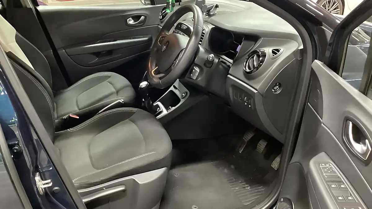 Used 2019 Renault Captur Iconic Blue - Interior and Exterior details 9