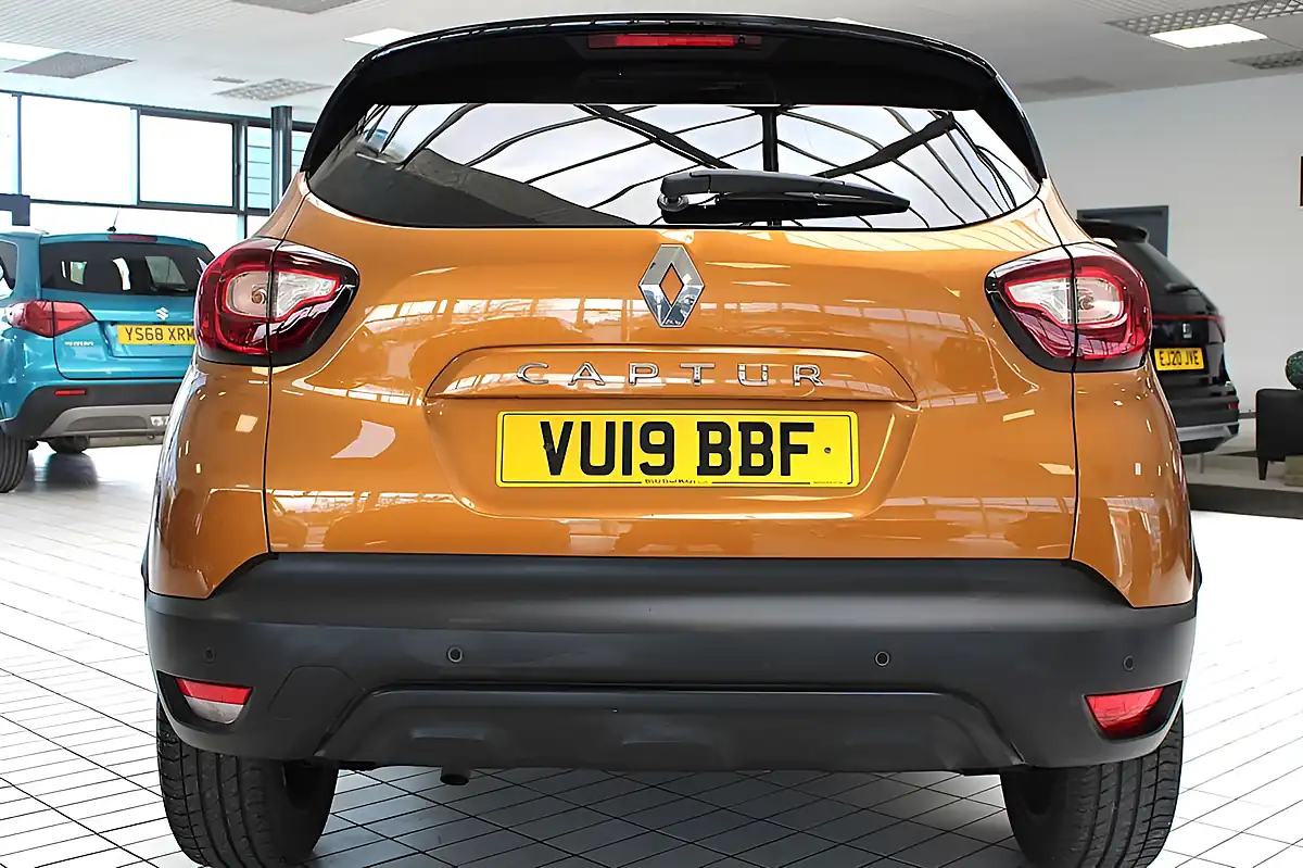 Used 2019 Renault Captur Iconic Orange - Interior and Exterior details 15