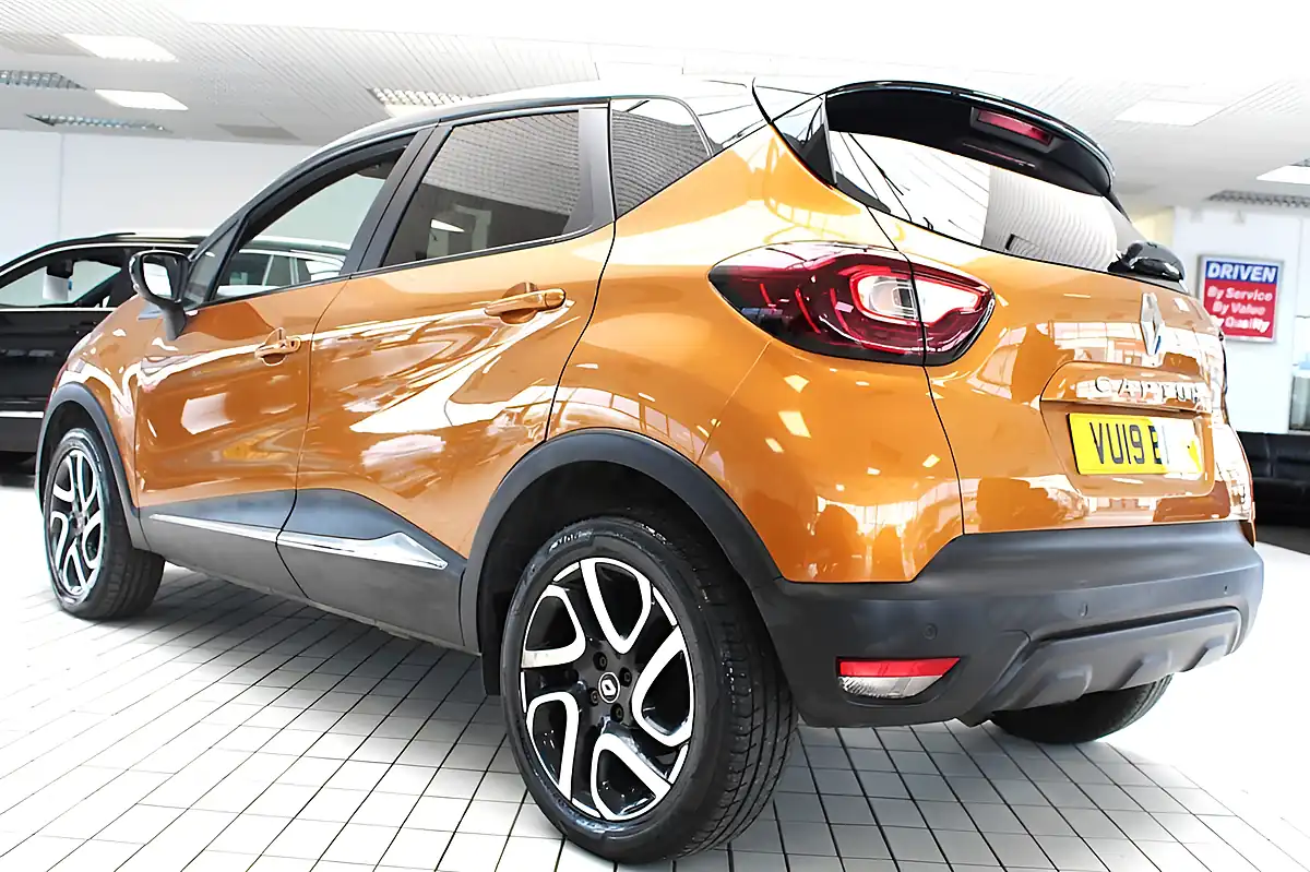 Used 2019 Renault Captur Iconic Orange - Interior and Exterior details 17