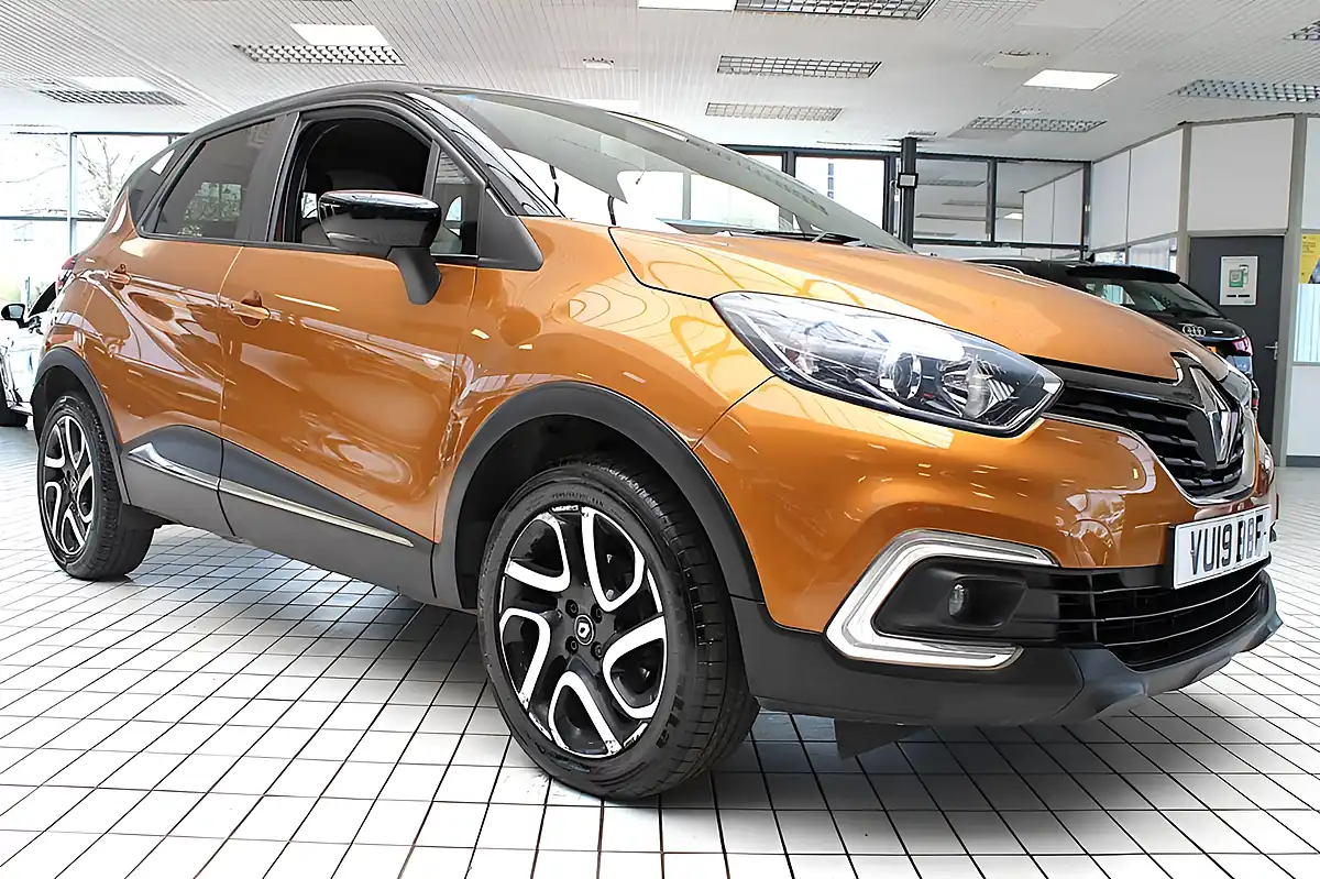 Used 2019 Renault Captur Iconic Orange - Interior and Exterior details 9