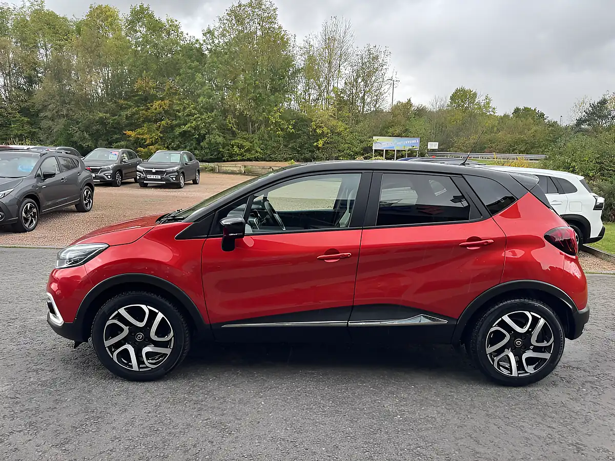 Used 2019 Renault Captur Iconic Red/Black - Interior and Exterior details 4