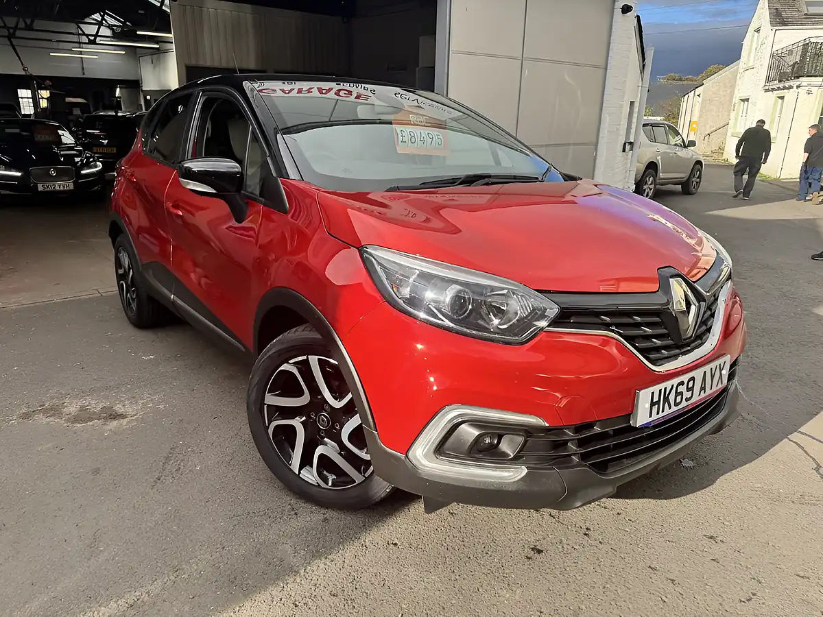 Used 2019 Renault Captur Iconic Red - Front View