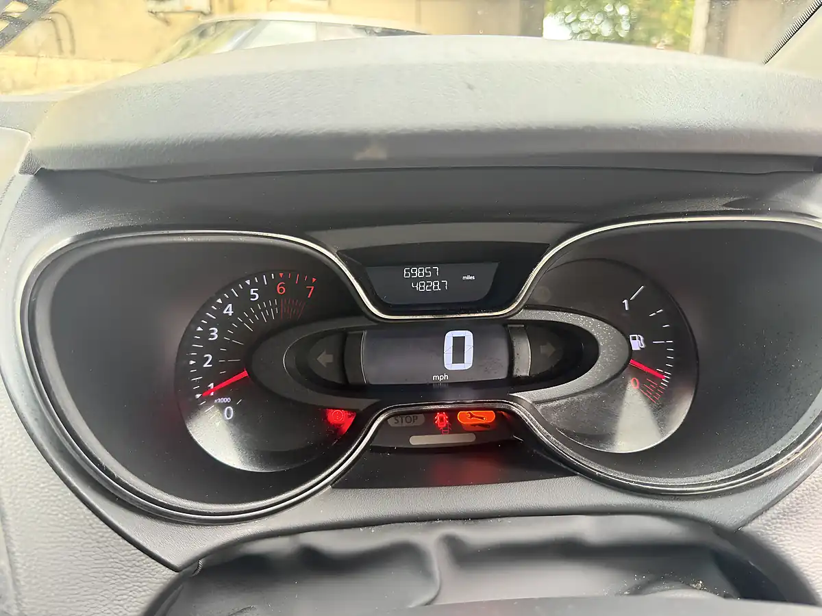 Used 2019 Renault Captur Iconic Red - Interior and Exterior details 15