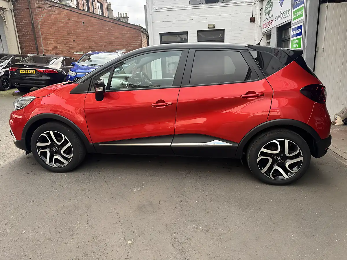 Used 2019 Renault Captur Iconic Red - Interior and Exterior details 6