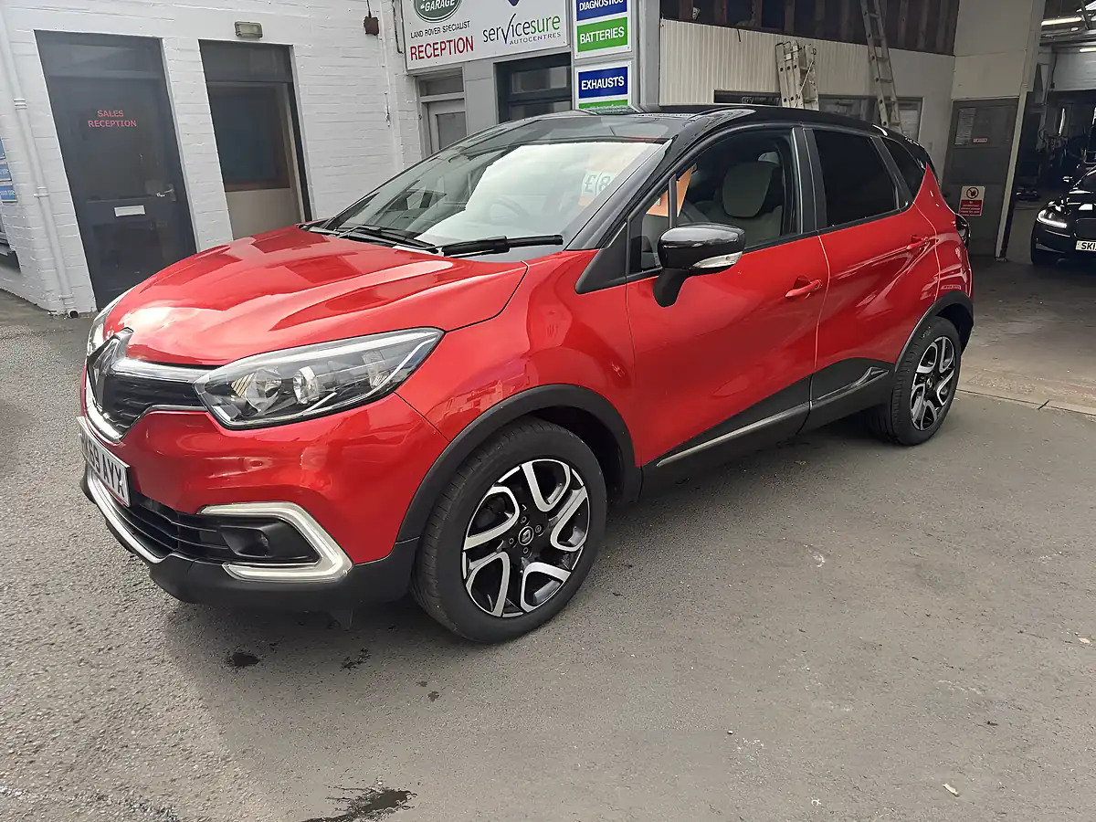 Used 2019 Renault Captur Iconic Red - Interior and Exterior details 8