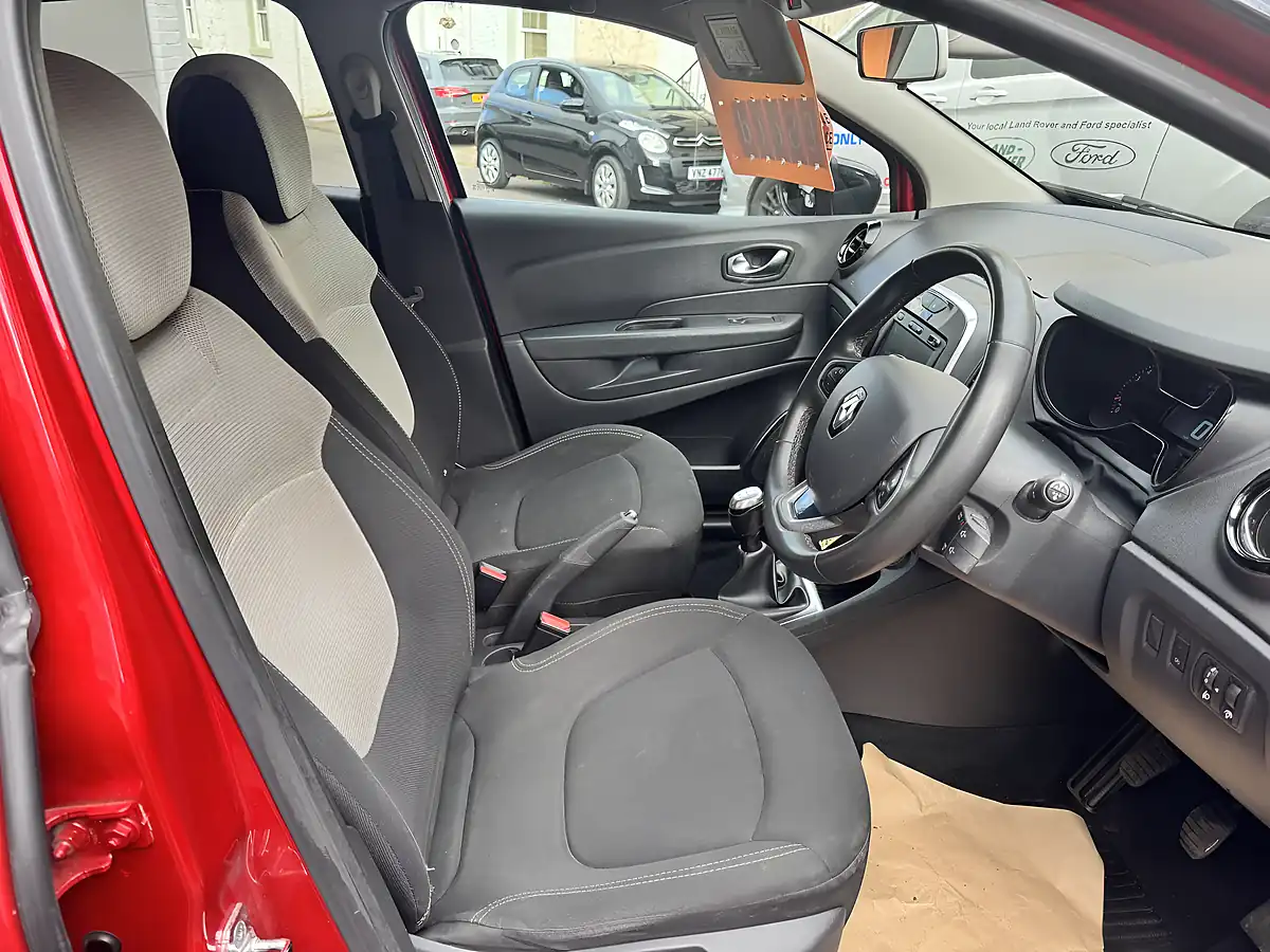 Used 2019 Renault Captur Iconic Red - Interior and Exterior details 9