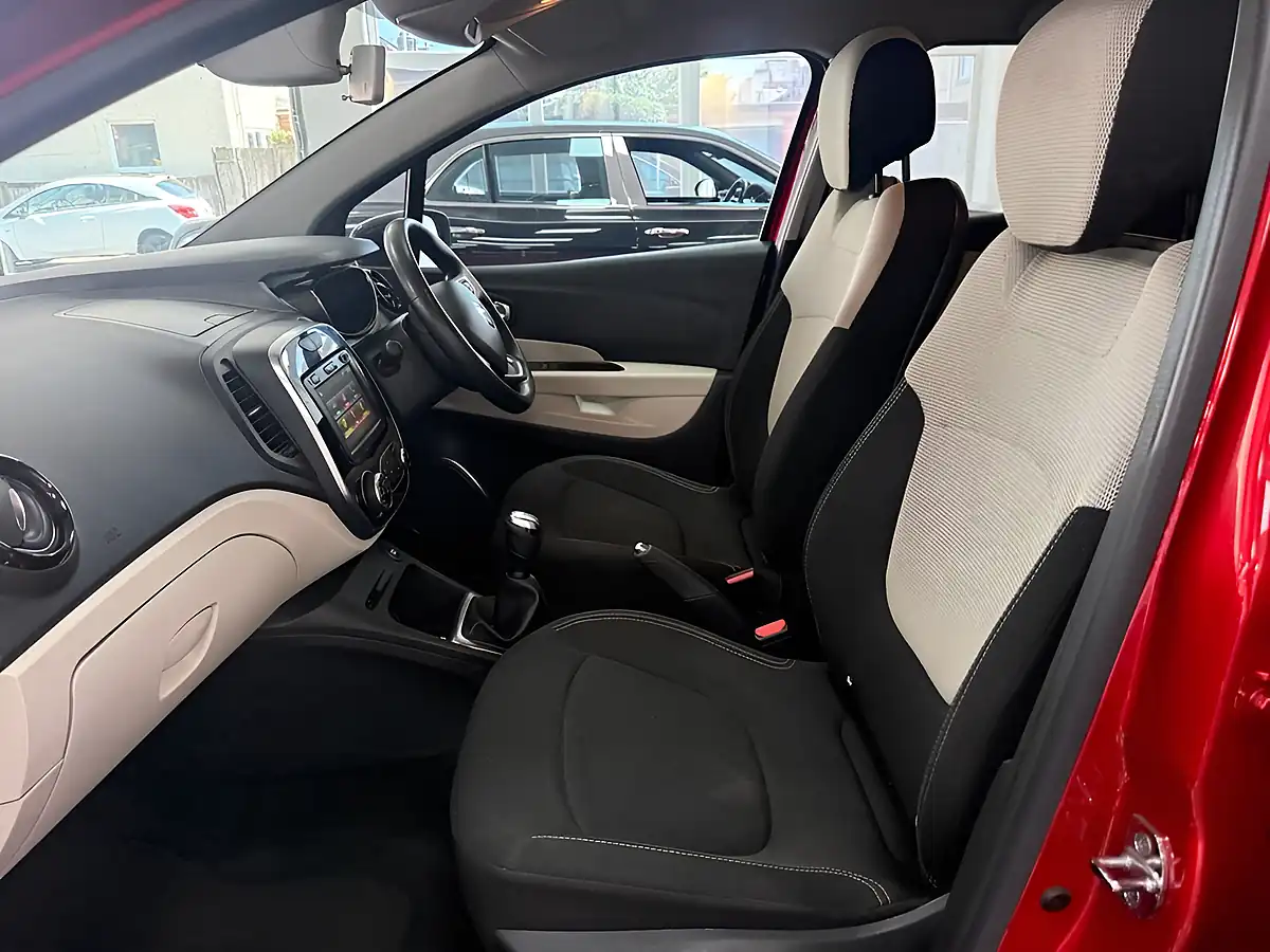 Used 2019 Renault Captur Iconic Red - Interior and Exterior details 11