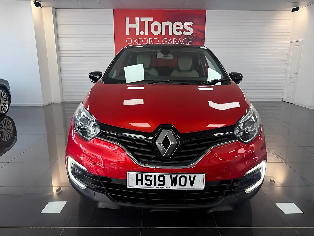 Used 2019 Renault Captur Iconic Red - Interior and Exterior details 13