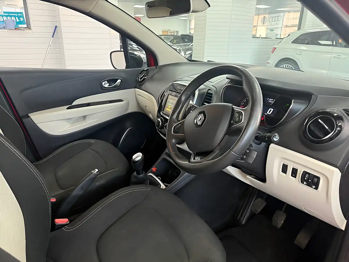 Used 2019 Renault Captur Iconic Red - Interior and Exterior details 14