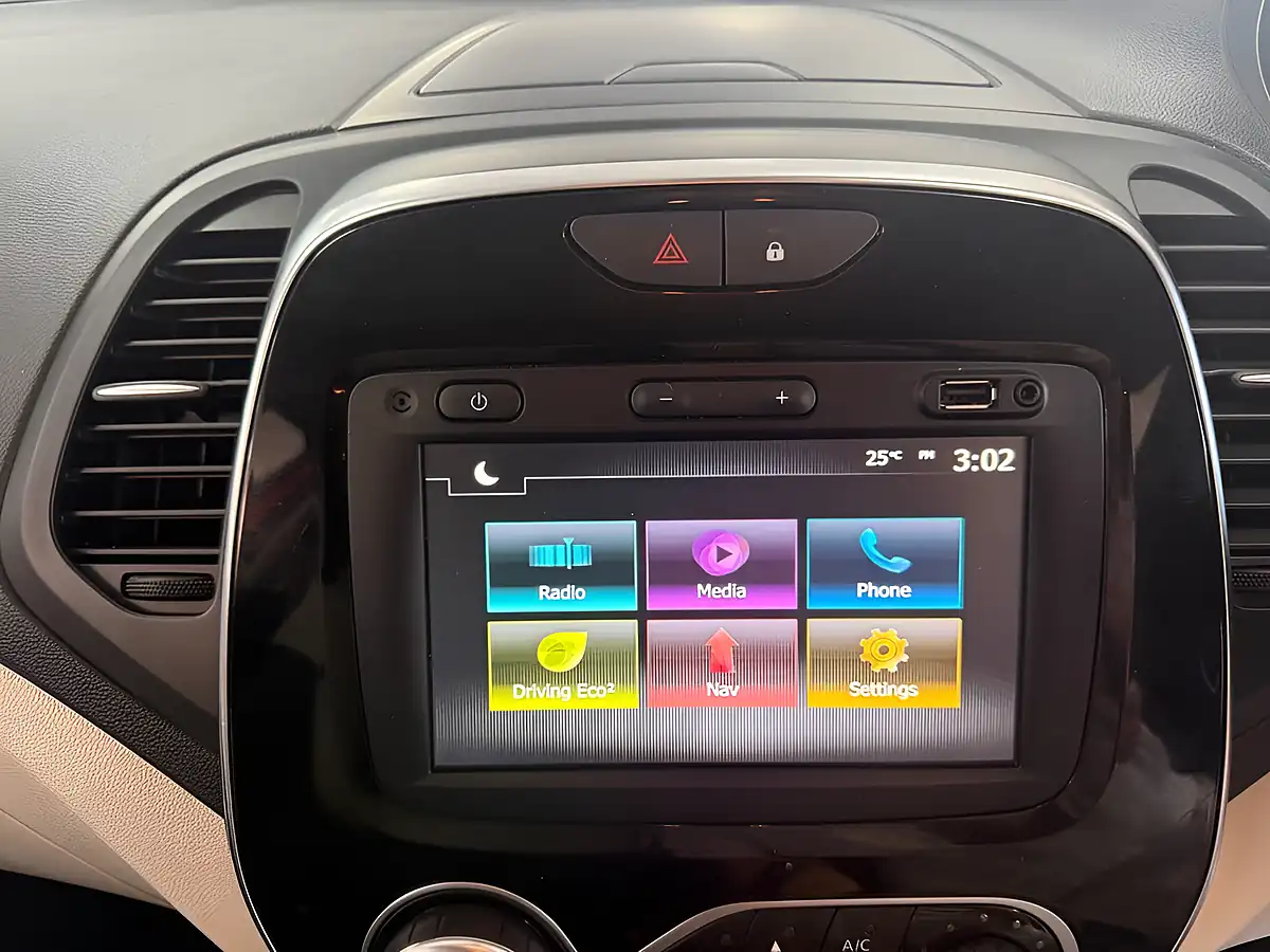 Used 2019 Renault Captur Iconic Red - Interior and Exterior details 17