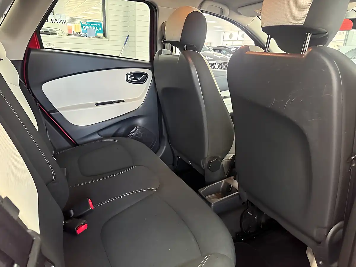 Used 2019 Renault Captur Iconic Red - Interior and Exterior details 4