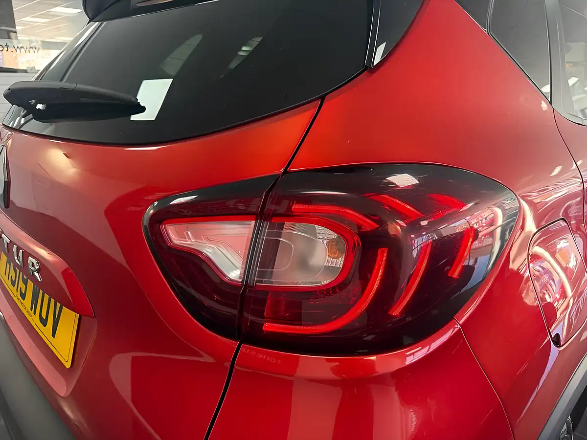 Used 2019 Renault Captur Iconic Red - Interior and Exterior details 7