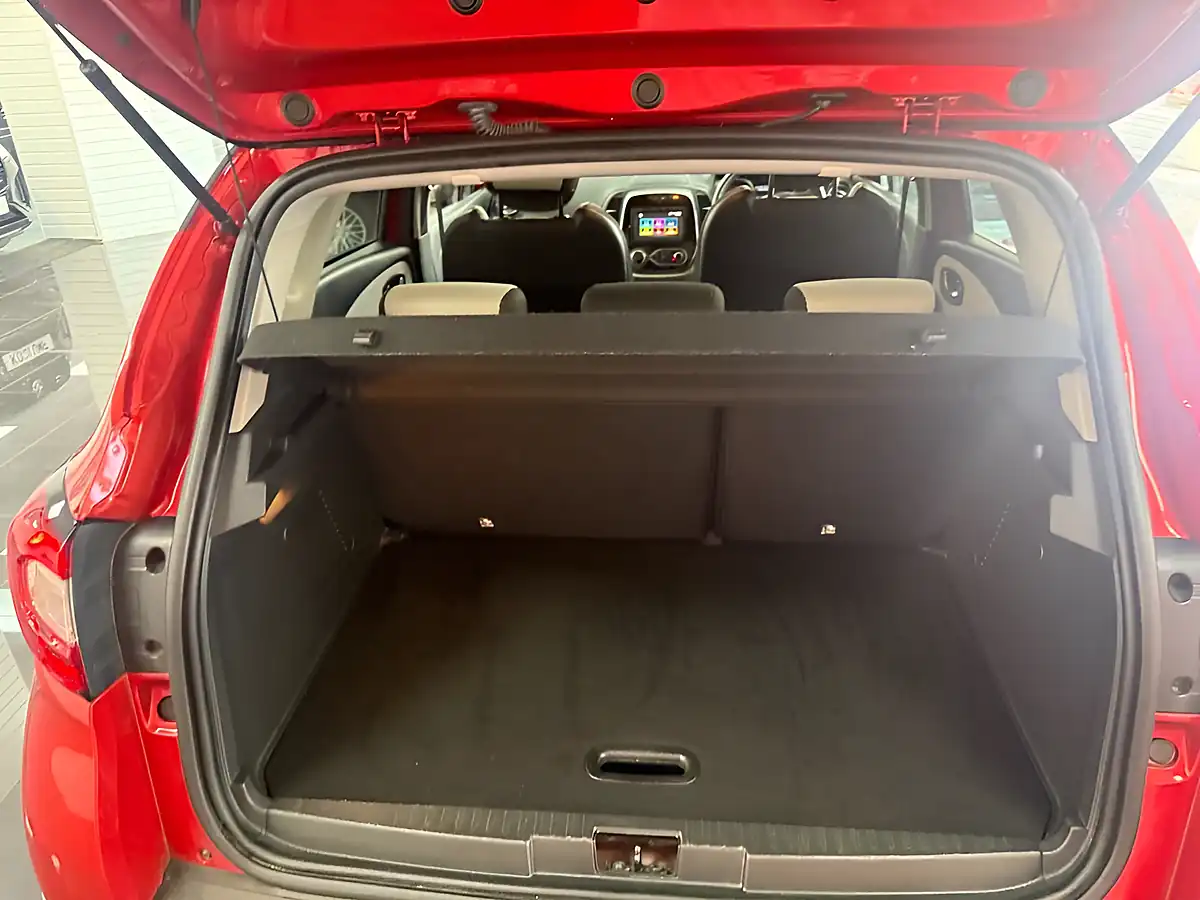 Used 2019 Renault Captur Iconic Red - Interior and Exterior details 9