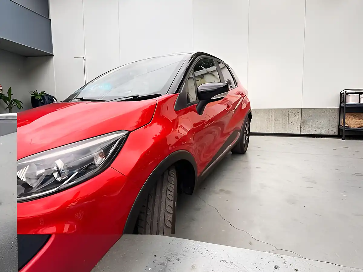 Used 2019 Renault Captur Iconic Red - Interior and Exterior details 10