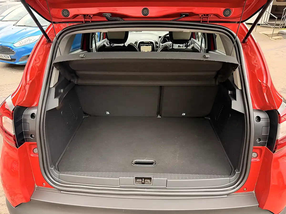 Used 2019 Renault Captur Iconic Red - Interior and Exterior details 14