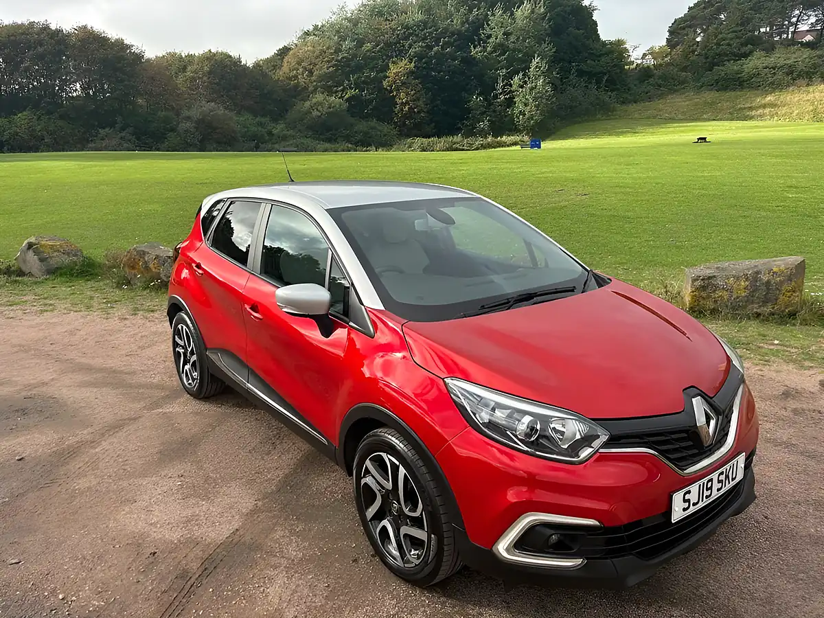 Used 2019 Renault Captur Iconic Red - Interior and Exterior details 12