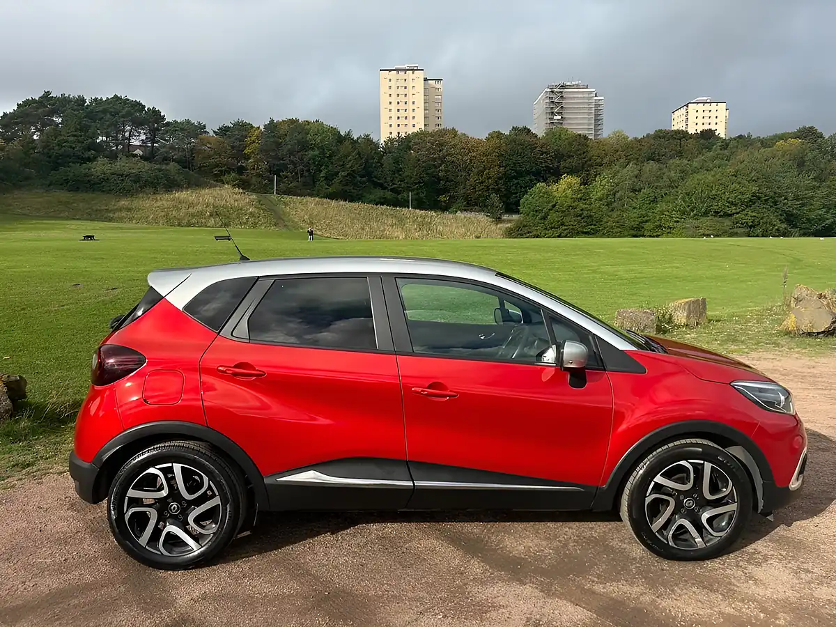 Used 2019 Renault Captur Iconic Red - Interior and Exterior details 4