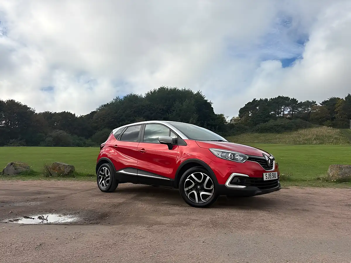 Used 2019 Renault Captur Iconic Red - Interior and Exterior details 5
