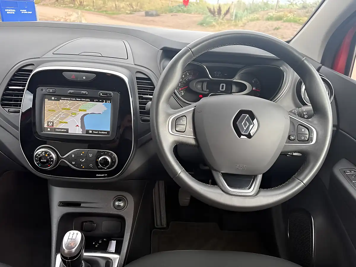 Used 2019 Renault Captur Iconic Red - Interior and Exterior details 7