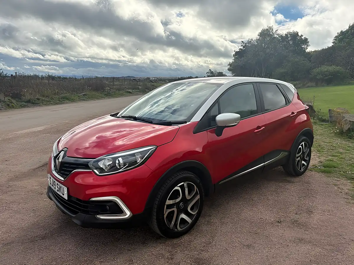 Used 2019 Renault Captur Iconic Red - Interior and Exterior details 8