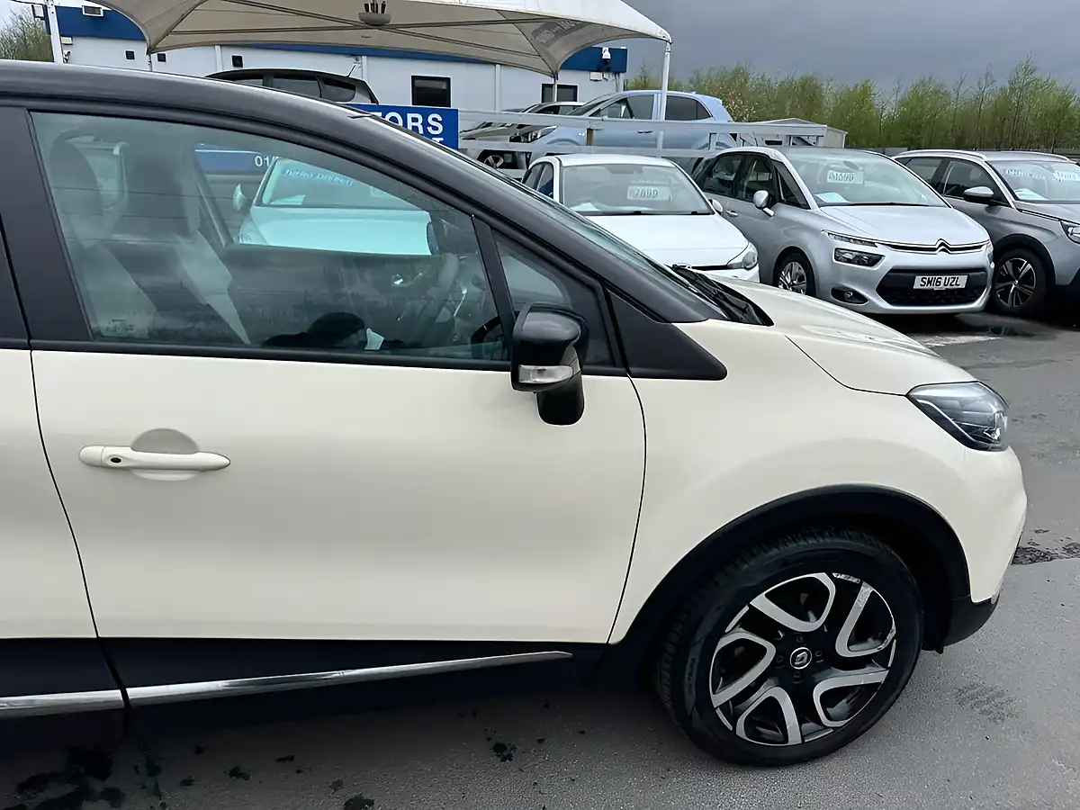 Used 2019 Renault Captur Iconic White - Interior and Exterior details 17