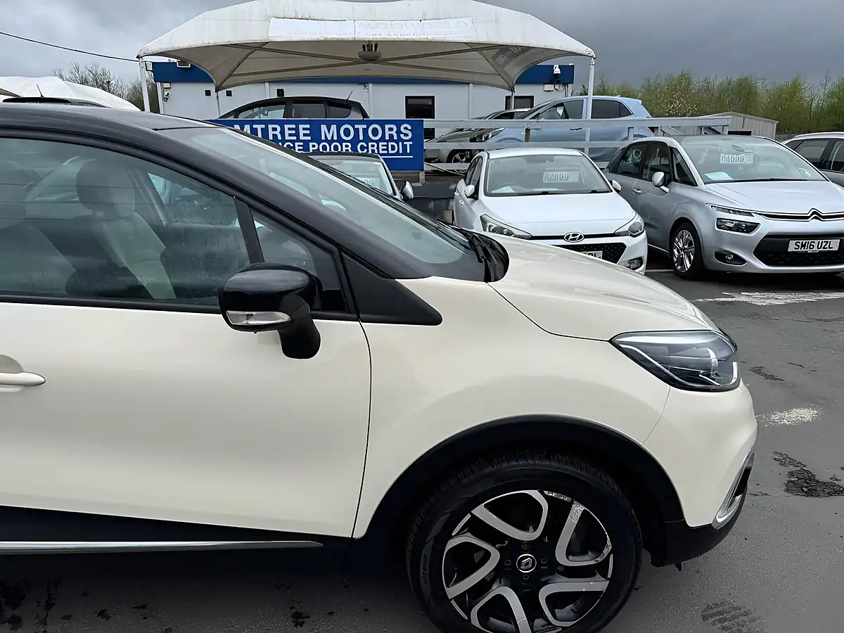 Used 2019 Renault Captur Iconic White - Interior and Exterior details 18
