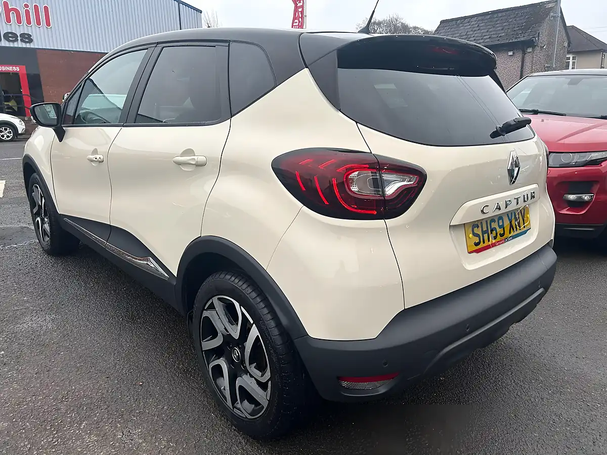 Used 2019 Renault Captur Iconic White - Interior and Exterior details 5