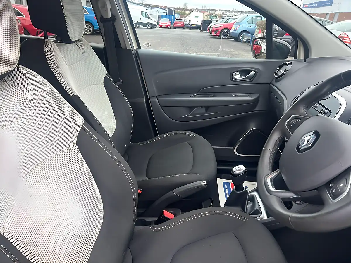 Used 2019 Renault Captur Iconic White - Interior and Exterior details 8
