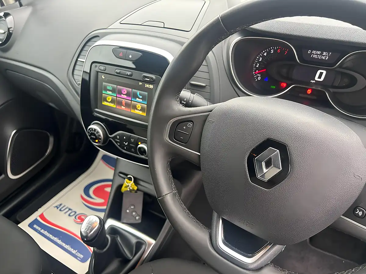 Used 2019 Renault Captur Iconic White - Interior and Exterior details 9