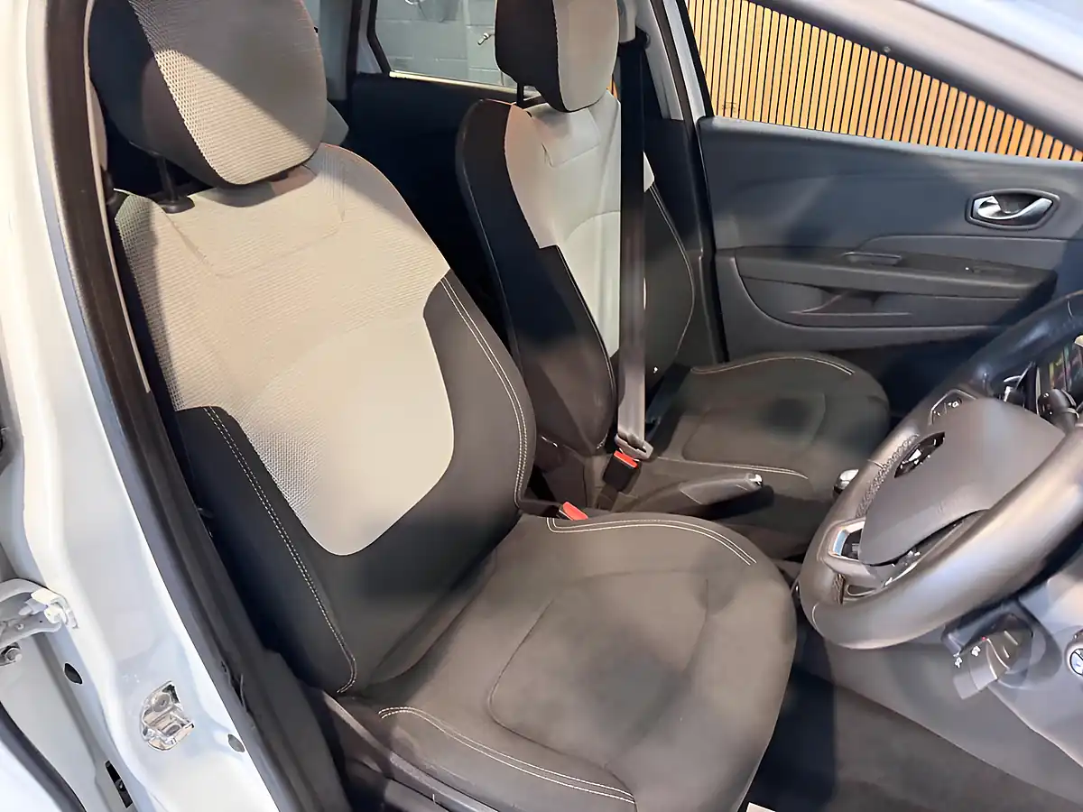 Used 2019 Renault Captur Iconic White - Interior and Exterior details 10