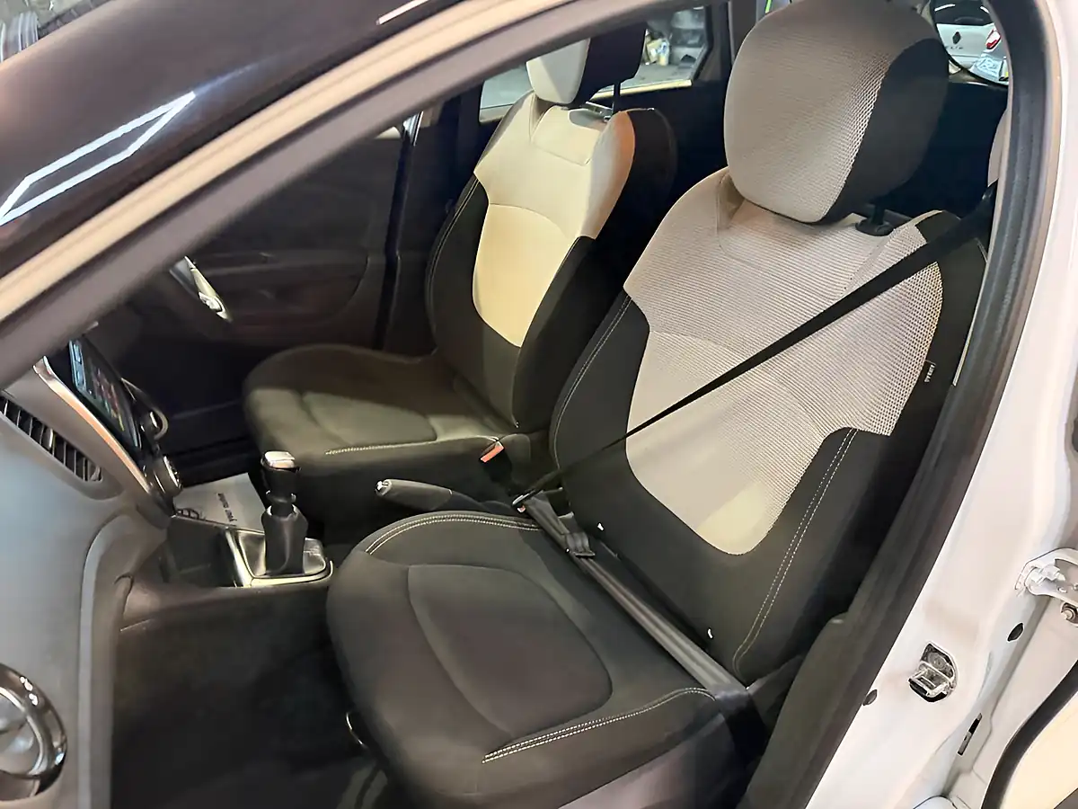 Used 2019 Renault Captur Iconic White - Interior and Exterior details 17
