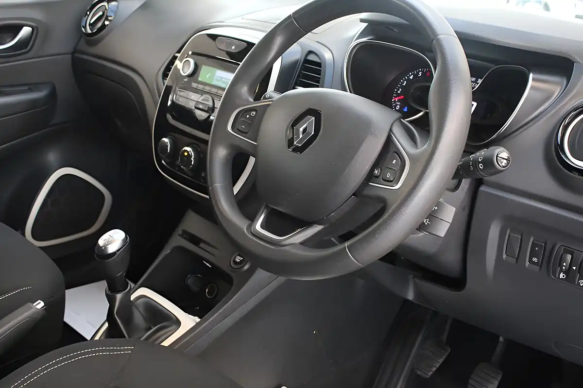Used 2019 Renault Captur Play Blue - Interior and Exterior details 19