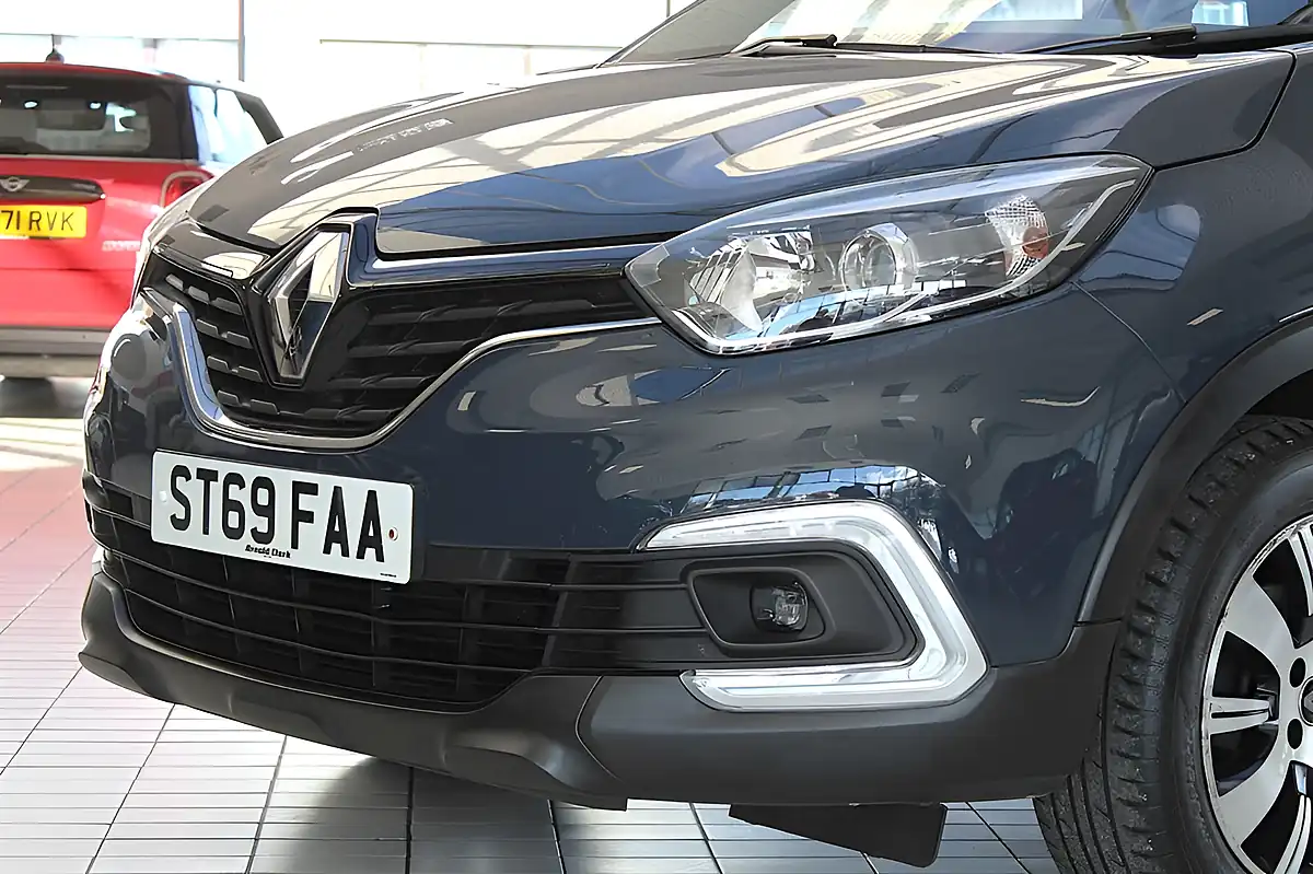 Used 2019 Renault Captur Play Blue - Interior and Exterior details 2