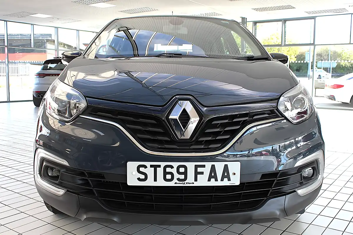 Used 2019 Renault Captur Play Blue - Interior and Exterior details 6