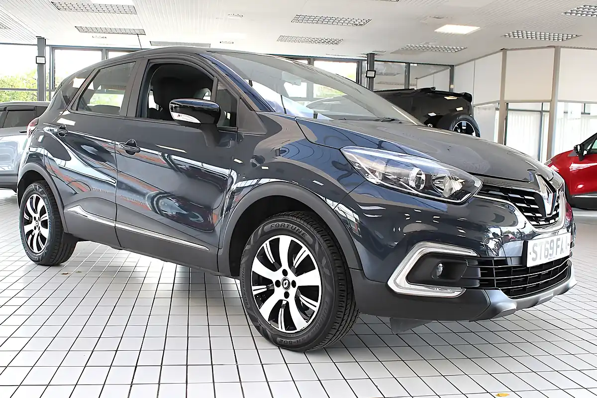 Used 2019 Renault Captur Play Blue - Interior and Exterior details 8