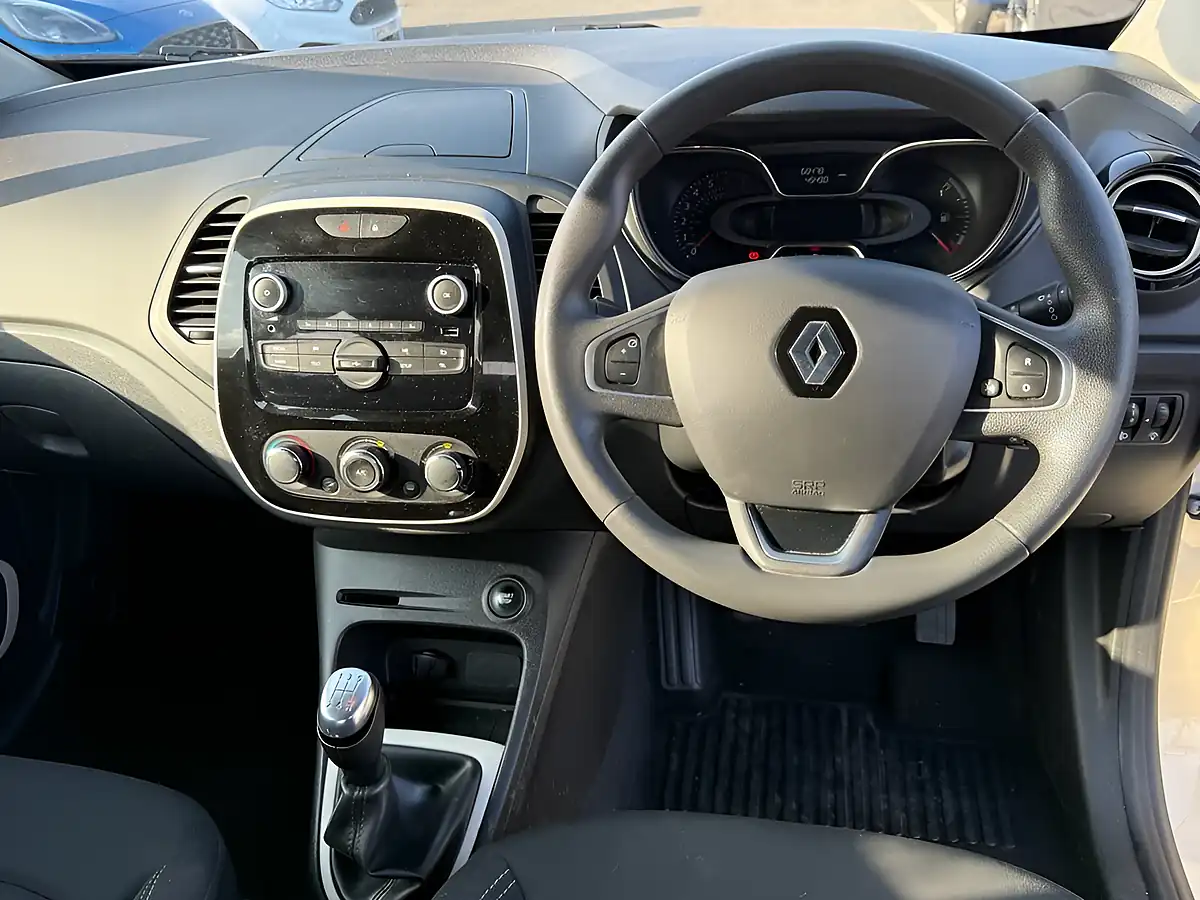 Used 2019 Renault Captur Play Edition White - Interior and Exterior details 8