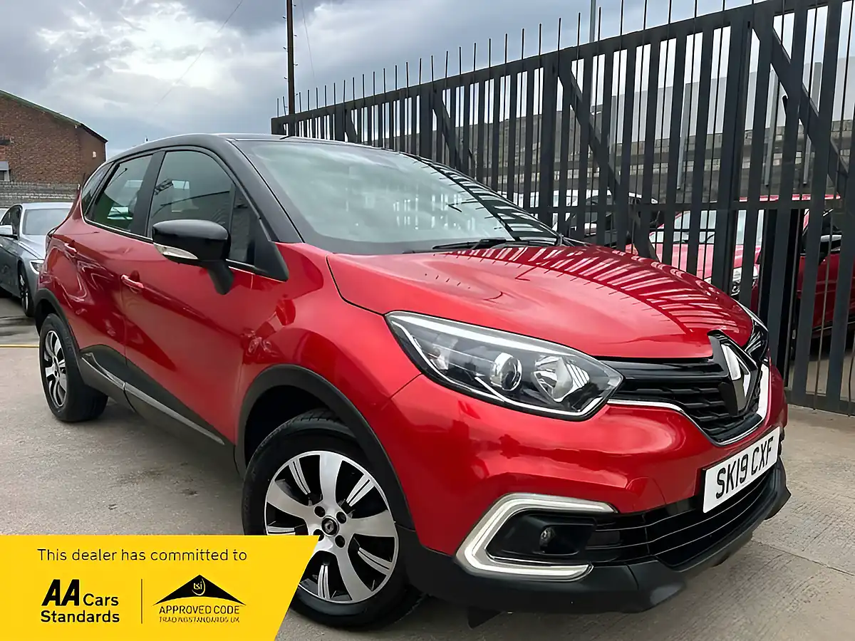 Used 2019 Renault Captur Play Red and Black - Front View