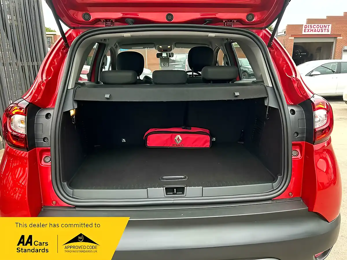 Used 2019 Renault Captur Play Red and Black - Interior and Exterior details 10