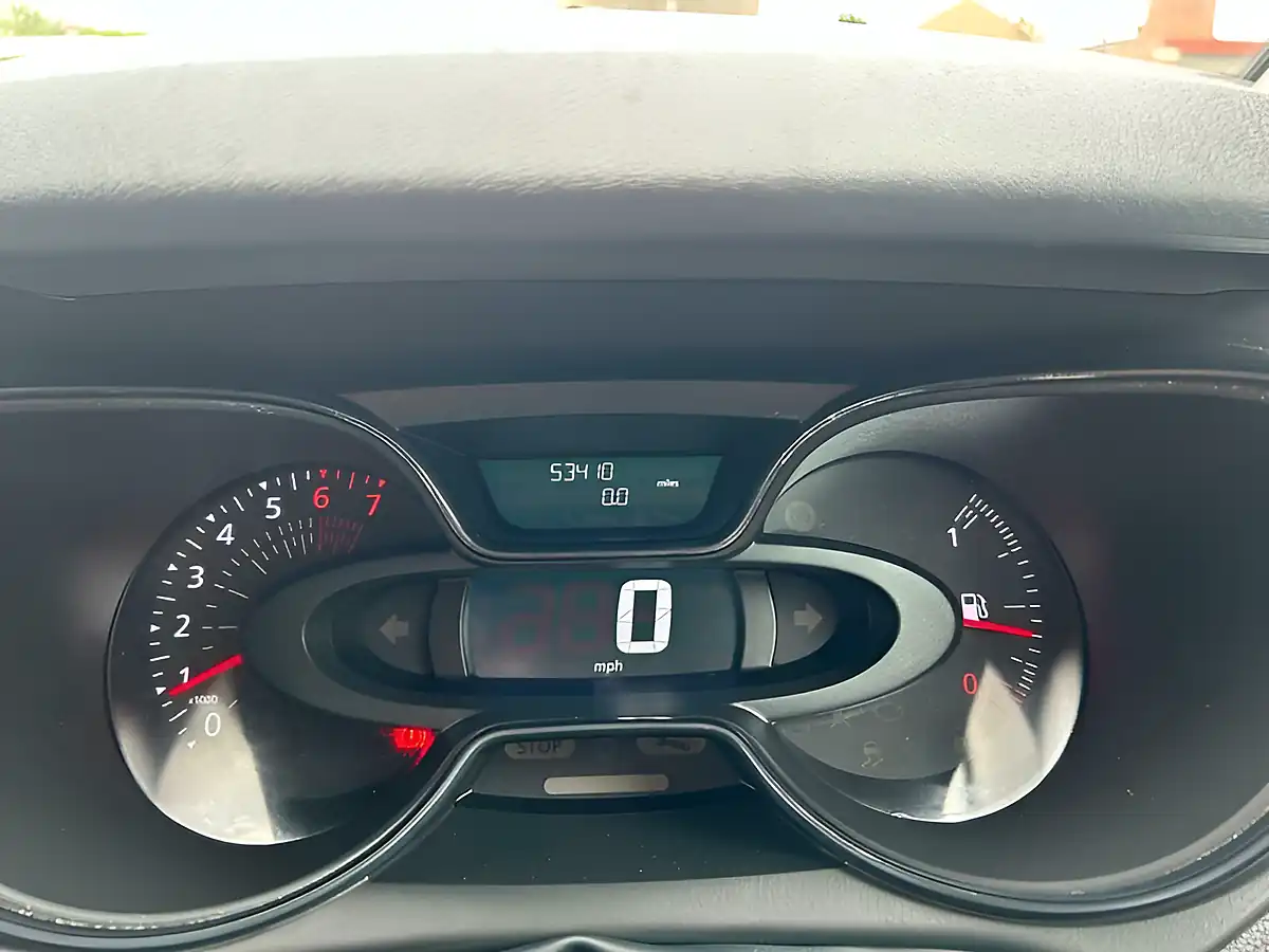 Used 2019 Renault Captur Play Red and Black - Interior and Exterior details 17